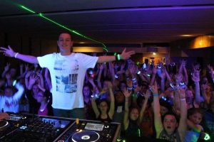 Town hosts early teen disco