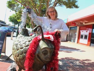 Community rallies to decorate town