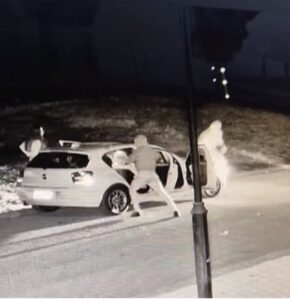 Hammer-wielding thugs attack teens