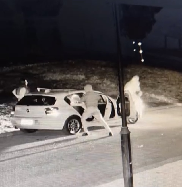 Hammer-wielding thugs attack teens