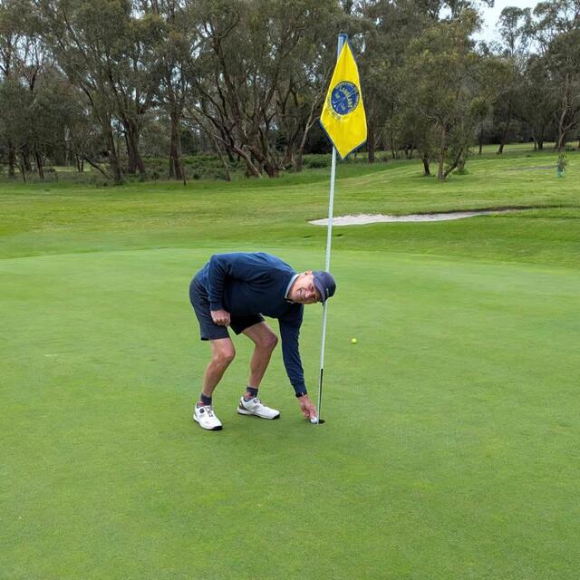 Walker sets the tone with magnificent hole in one